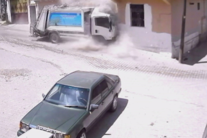 Çöp Kamyonunun Çarptığı Metruk Ev Yerle Bir Oldu