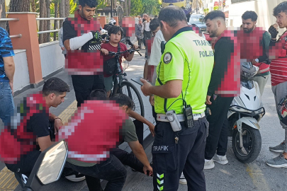 Minibüslerin arasından geçmek isteyen moto kurye kazayı şans eseri hafif atlattı