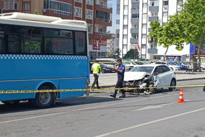Kahramanmaraş’ta otomobilin halk otobüsüne çarpma anı güvenlik kamerasına saniye saniye yansıdı