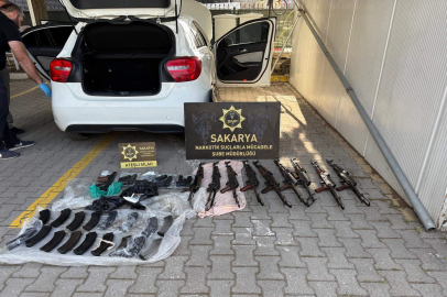 Uyuşturucu sandılar, silah deposu çıktı: Otomobili kullanan şoför polisti