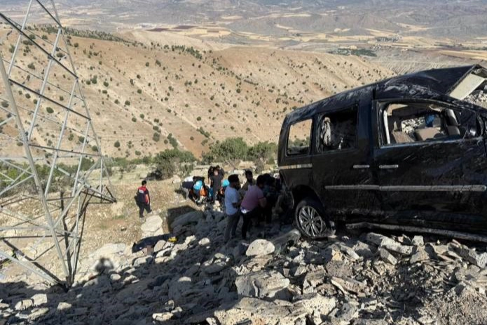 Kamyonet şarampole devrildi! Feci kazadan fotoğraflar!