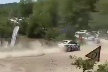 Ralli yarışında korku dolu anlar: Yarış aracı seyircilerin bulunduğu bölgeye savruldu