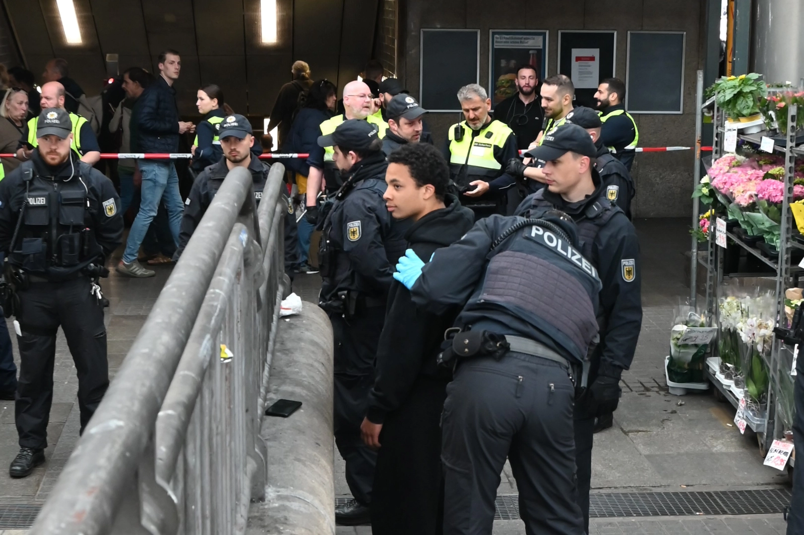 Hamburg'da tren istasyonunda "silah ve kesici alet" araması