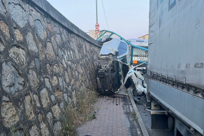 Otomobil korkulukları aşıp duvarda asılı kaldı, sürücü burnu bile kanamadan kurtuldu