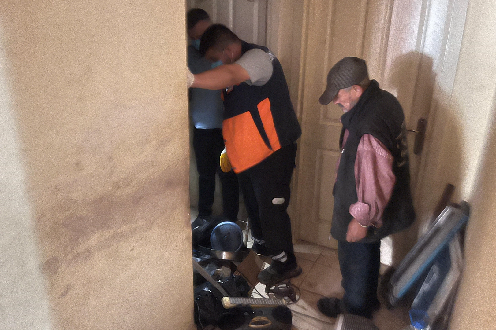 Yaşlı adamın yaşadığı çöp ev, 4'üncü kez boşaltıldı! İşte o fotoğraflar!