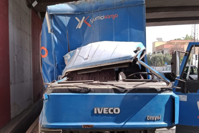 İşçi Servisiyle Çarpışan Kargo Kamyonu Hurdaya Döndü