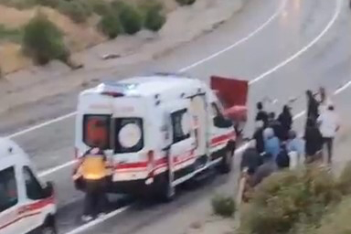 Yağış nedeniyle kayan arazi aracı az kalsın onlarca kişinin arasına dalıyordu