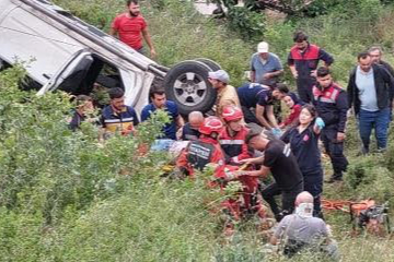 Kamyonet Şarampole Yuvarlandı: 4 Kişi Ölümden Döndü