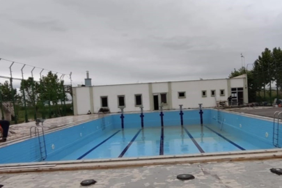 Karacabey Belediyesi Yüzme Havuzu İçin Tadilat ve Bakım Çalışmaları Yürütüyor