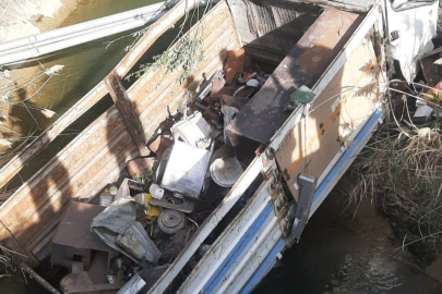 Kamyonet Su Kanalına Uçtu