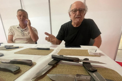 Ressamlıktan koleksiyon bıçakçılığına yönelen gurbetçi Metin Anan, 17 yıldır el işi özel çakılar üretiyor