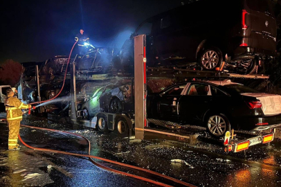 8 Adet Sıfır Araç Alev Topuna Döndü