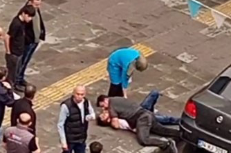 Esenyut'ta marketten hırsızlık yapan şahıs ile çalışan arasında yaşanan arbede kameraya yansıdı