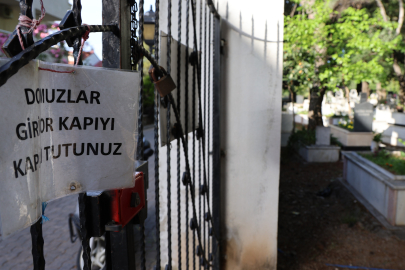 Belediyenin önlem alamadığı şehirde mezarlık kapılarına yazı asıldı
