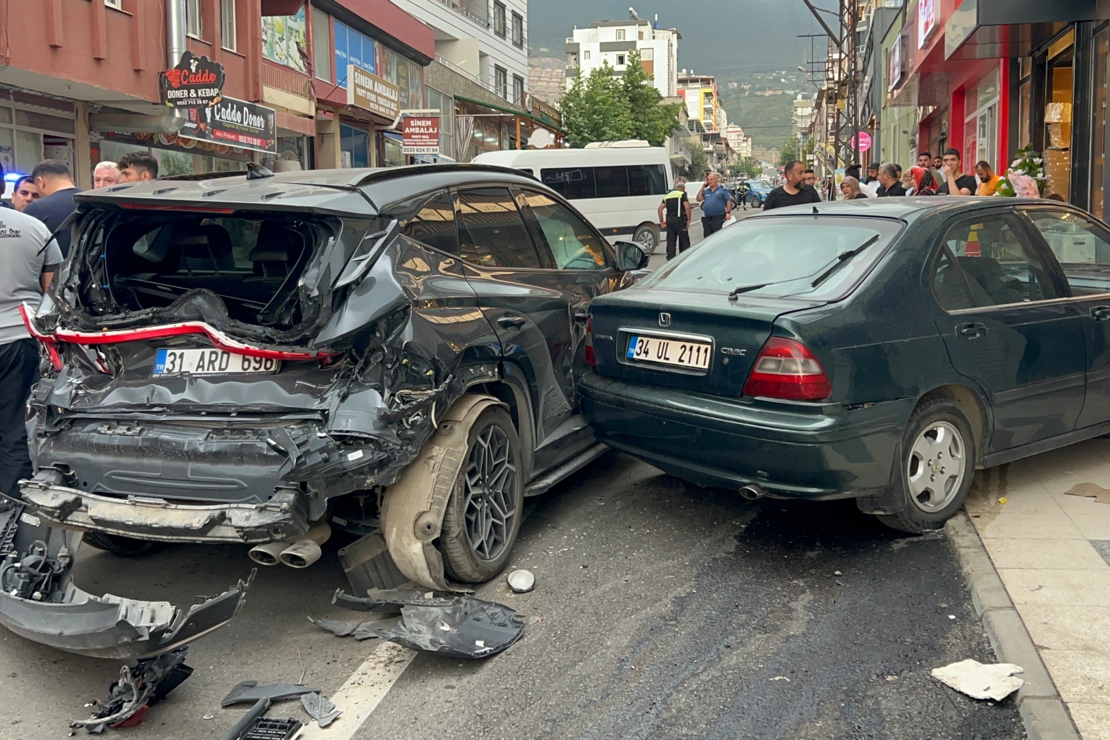 Freni arızalanan kepçe dehşet saçtı! İşte görüntüler!