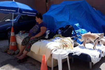 25 yıl sonra tekrar sokakta kalıp, hurda otomobilde uyudular