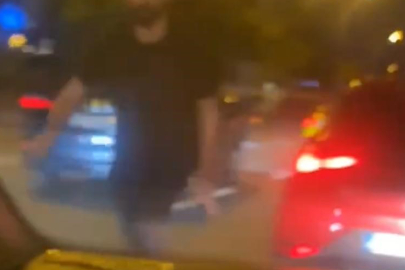 Trafikte Tartıştığı Kişinin Önünü Keserek Aracını Yumrukladı