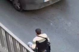 Engelli vatandaşın tehlikeli yolculuğu kamerada