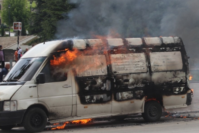 Kendi Aracı Ateşe Verdi...