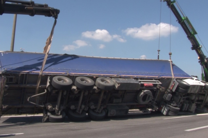 Kontrolden Çıkan Tır Devrildi