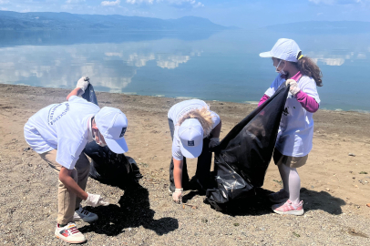 ‘Çevre Haftası Şenliği’ kapsamında ilkokul öğrencileri tarafından İznik İnciraltı Halk Plajı’nda kıyı temizliği yapıldı