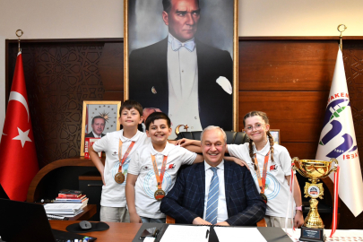 Mustafakemalpaşa’da Zekâ Şampiyonları Başkanla Buluştu