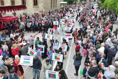 Isparta sokakları gül sularıyla yıkandı, Uluslararası Gül Festivali görsel şölene dönüştü