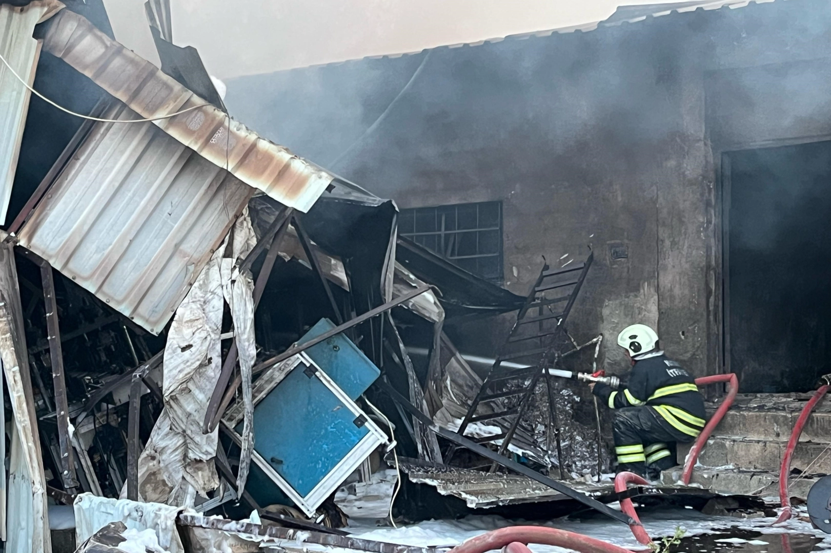 Tekstil fabrikası alev alev yandı! İşte fotoğraflar!