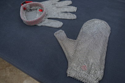 Bayram günü acil servise koşmaya son, çelik eldivenler raflarda yerini aldı