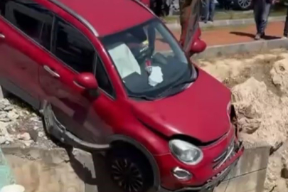 Mersin'de Kaza: Araç Kanal Kenarında Askıda Kaldı