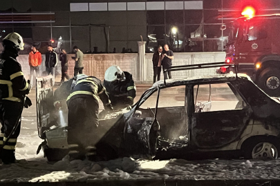 Yanan otomobil hurdaya döndü