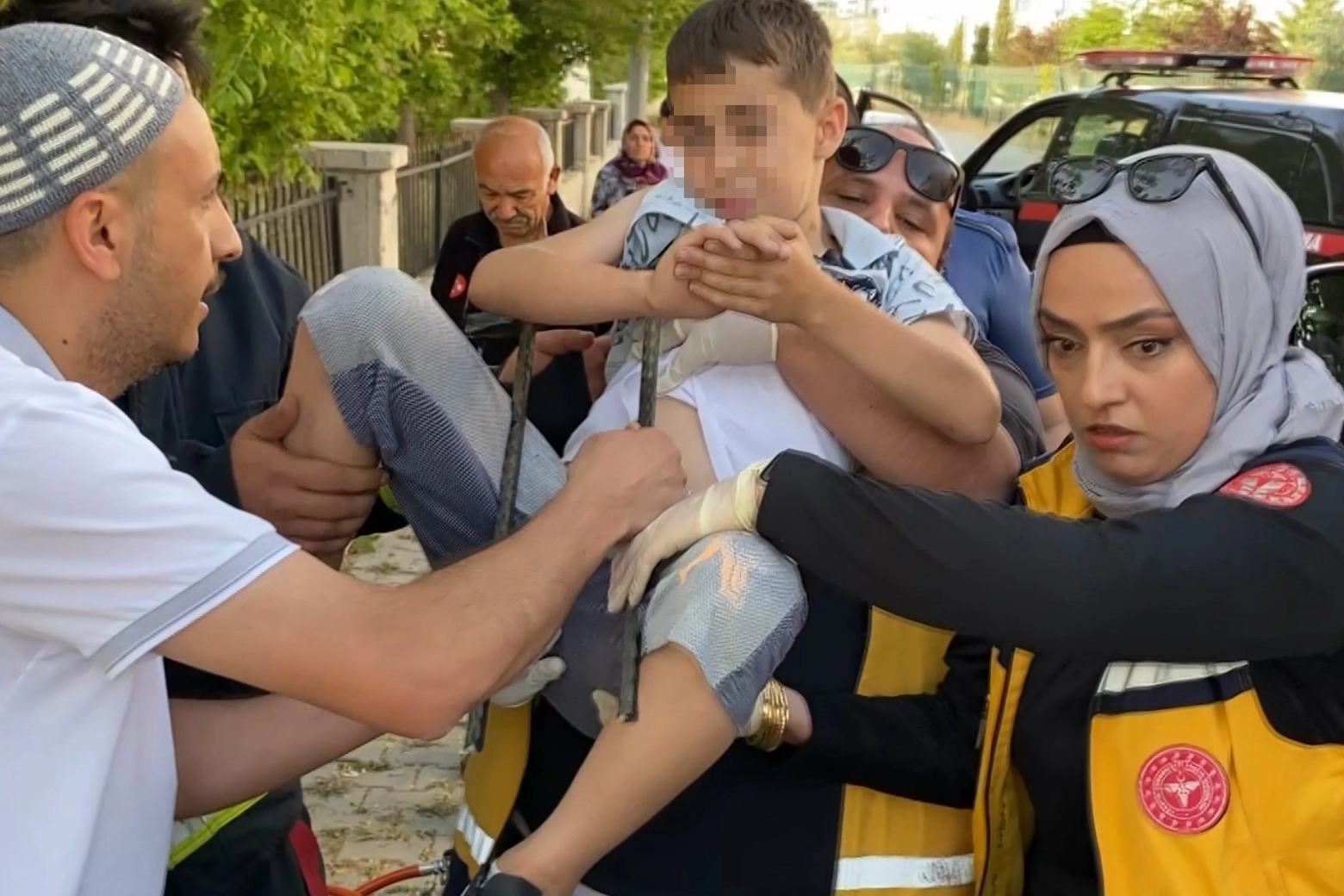 Duvardan düşen çocuğun koluna demir saplandı! İşte o görüntüler