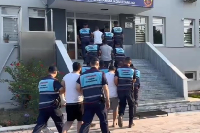 Tur Otobüsünün Önünü Kesip Camları Kırmışlardı...