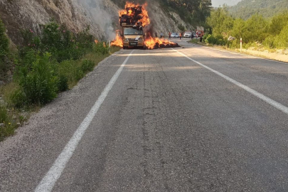 Saman Yüklü Araç Alev Topuna Döndü