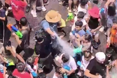 Sıcaktan bunalan öğrenciler, öğretmenleri ile su savaşı yaparak serinledi