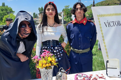 Lise öğrencileri kostümlerle roman karakterlerini canlandırdı