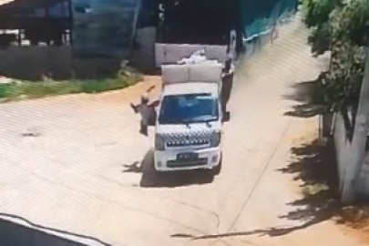 Temizlik işçisi hızla giden araçtan düştüğü anlar güvenlik kamerasına yansıdı