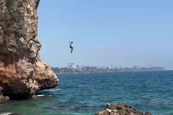 Gençler Ölüm Atlayışları Yapıyor: İşte O Görüntüler