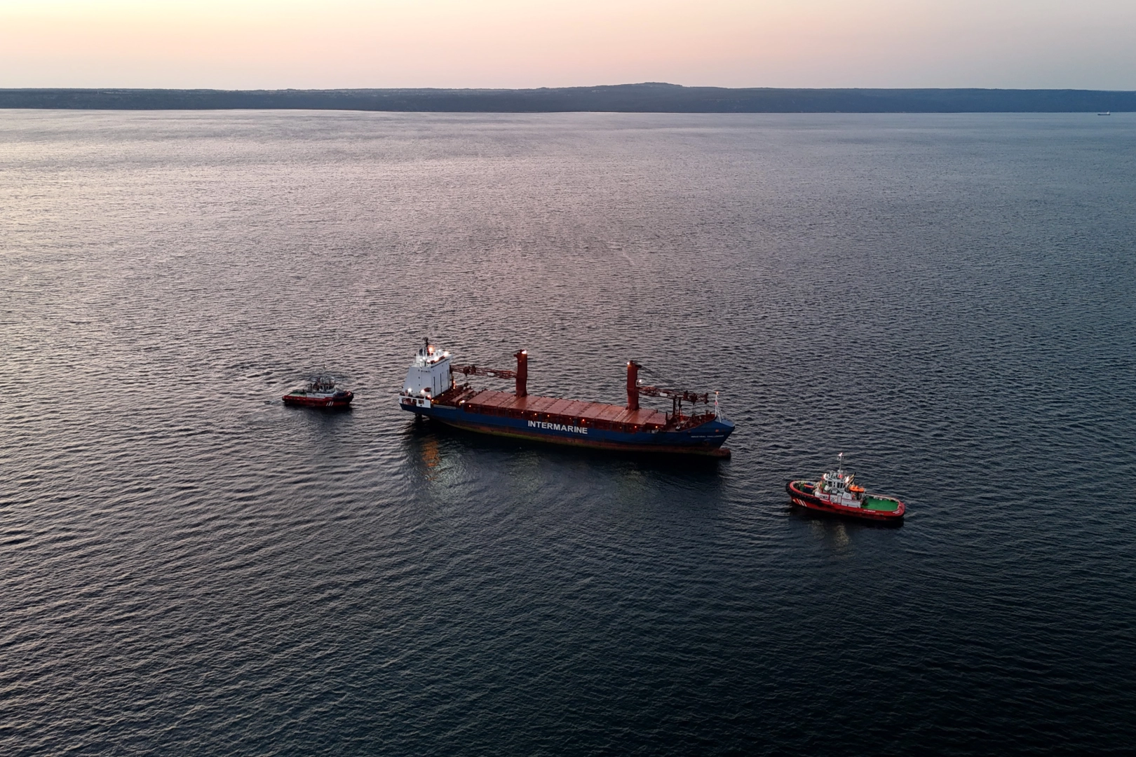 Çanakkale Boğazı'ndan geçen yük gemisinde yangın çıktı