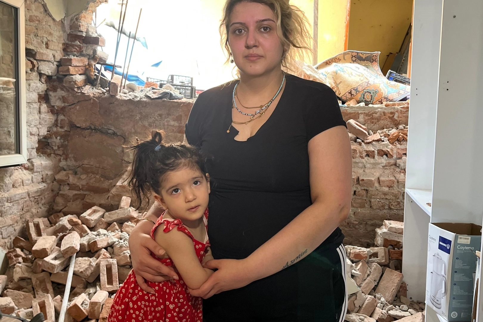 Evin duvarı çöktü, anne ve bebeği son anda kurtuldu ! İşte o görüntüler