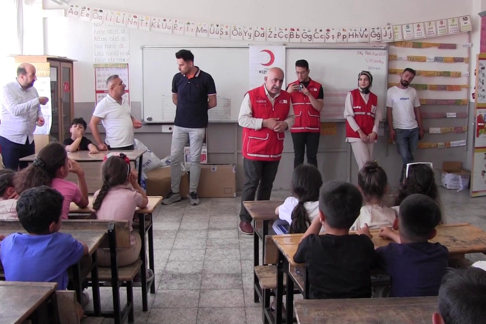 Kızılay’ın yardım eli çocuklara uzandı