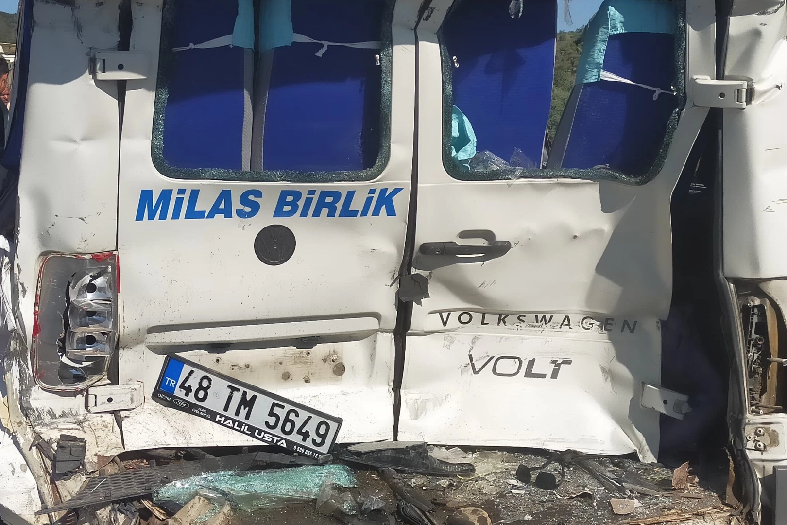 Muğla'da feci kaza! Beton mikseri dolmuşa çarptı: 1 ölü, 13 yaralı