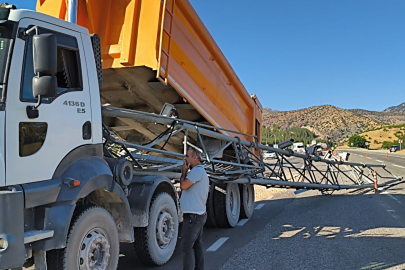 Hafriyat kamyonu, seyir halindeyken Elektronik Denetleme Sistemi (EDS) direklerine çarptı