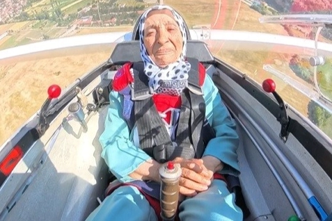Gençliğinde tır kullanan 83 yaşındaki Mürüvvet Teyze, planörle gökyüzünün tadını çıkardı