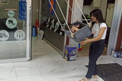 Oto elektrik tamiri yapan eşine destek olmak isteyen kadın, 13 yıldır dükkanın adeta bel kemiği gibi çalışıyor