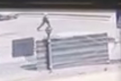 Yola aniden atlayan adam, otomobil çarpması sonucu yolda savrularak yaralandı