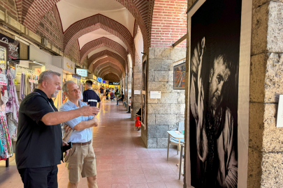 İpekböceğinin hikayesi ipek kumaşa basılan fotoğraflarla Kozahan'da sergileniyor