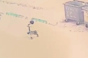 Ağır yaralanan çocuğun kaza anı güvenlik kamerasına saniye saniye yansıdı