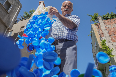 Emekli Nazım Gökçe, 15 yıldır sokak sokak gezerek topladığı kapaklardan elde ettiği gelirle ihtiyaç sahiplerine yardım ediyor