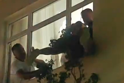 Bursa'da bir kişi camdan sarkarak intihar girişiminde bulundu